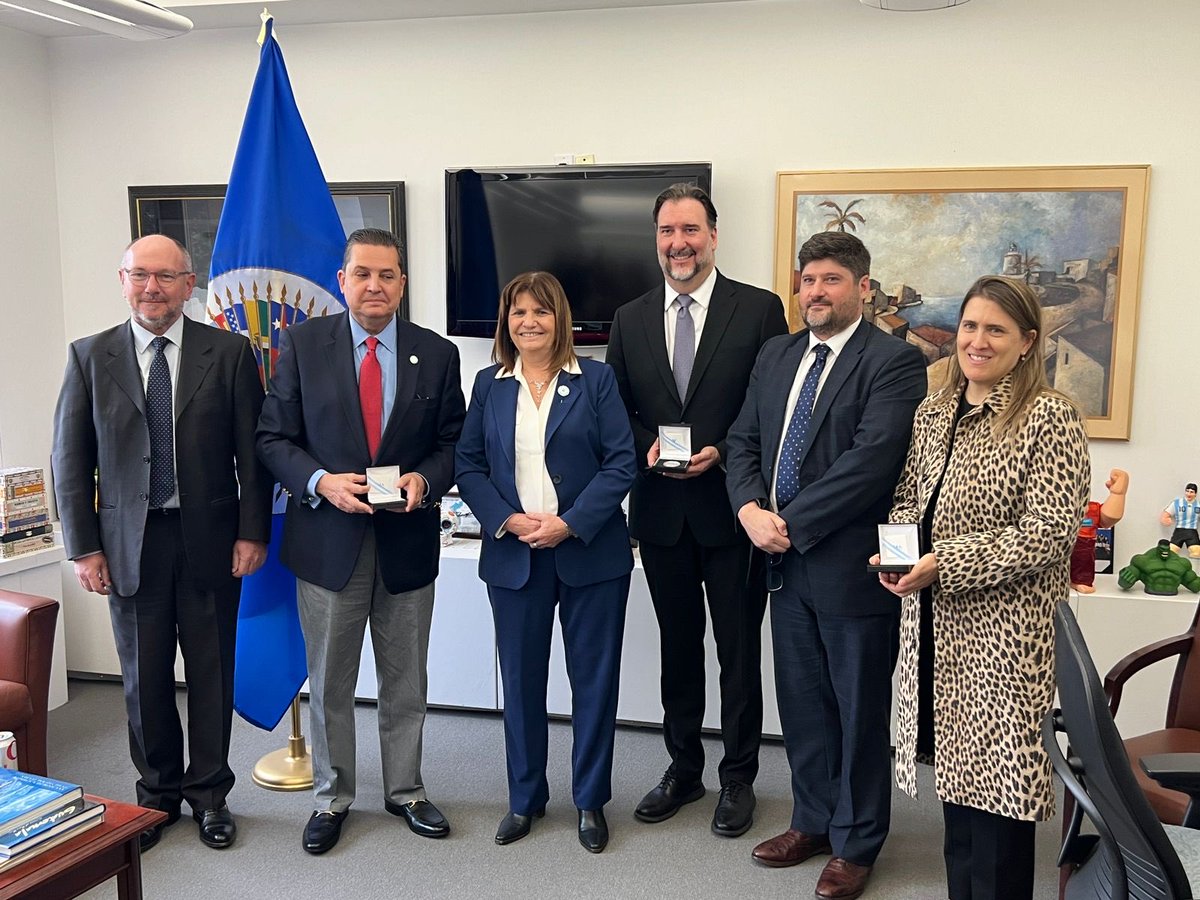 Grato encuentro con Ministra de Seguridad @MinSeg @PatoBullrich para intercambiar opiniones sobre la democracia en el continente. Desde la Sec de Fortalecimiento de la Democracia de @OEA_oficial reiteramos nuestra disposición por un trabajo productivo con Argentina 🇦🇷