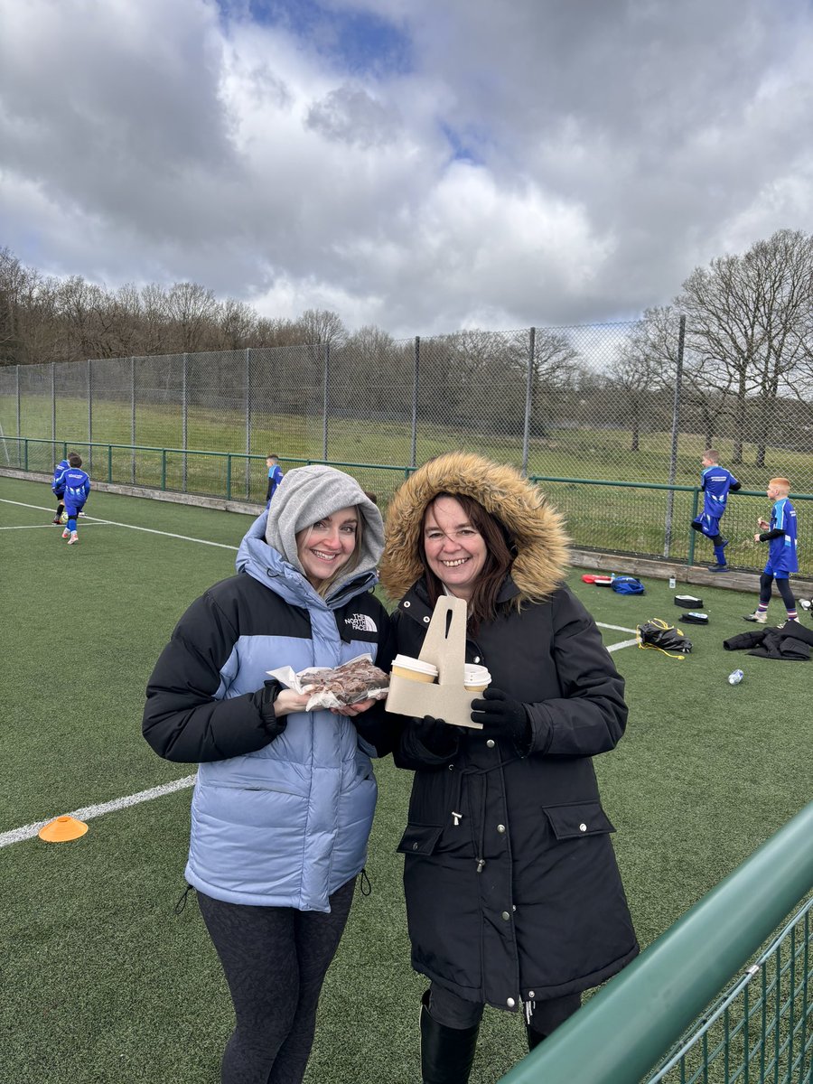 t123_miss's tweet photo. Great day had by all 💙⚽️ 
Team talks and lots of laughter 😀 @MarkhamHead  
Hot chocolate Tuesday for the coaching staff 💙@MarkhamYear2 https://t.co/ZNr1Kmicyo
