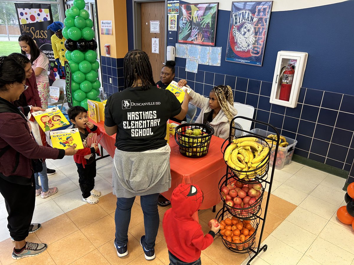 DvilleEarlyEdu's tweet photo. We’re grateful for the generous donation of books, fruit, and dramatic play items sponsored by @JoeVsSmartShop. After engaging in purposeful play, students were able to leave with fresh fruit to enjoy and books to promote early literacy. #DvillePKDiscoveryFestival https://t.co/pERtq8WM3n