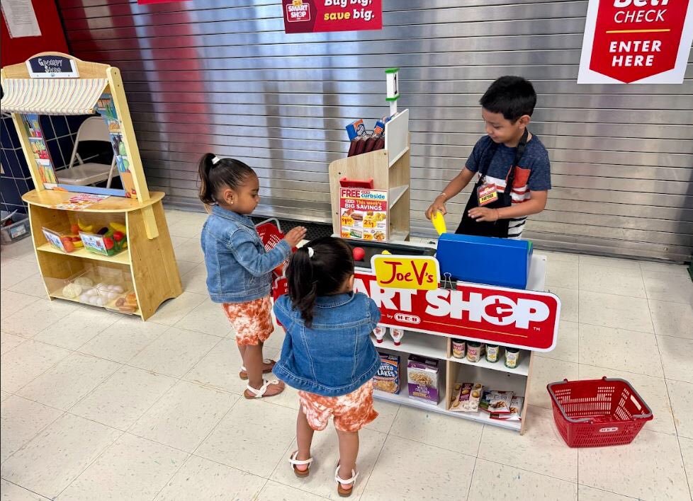 DvilleEarlyEdu's tweet photo. We’re grateful for the generous donation of books, fruit, and dramatic play items sponsored by @JoeVsSmartShop. After engaging in purposeful play, students were able to leave with fresh fruit to enjoy and books to promote early literacy. #DvillePKDiscoveryFestival https://t.co/pERtq8WM3n