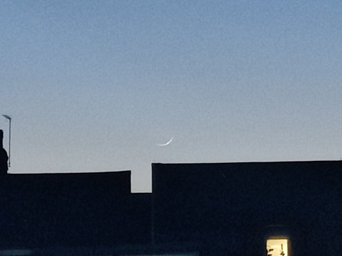 Qas_A1's tweet photo. @WifaqulUlama Sighted in Slough, UK at 8.37pm https://t.co/zN9ujqsFdK