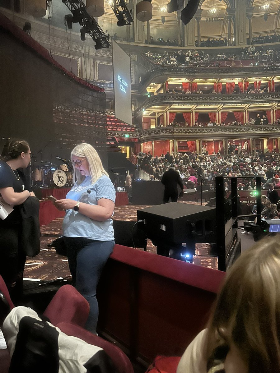 envirowaugh's tweet photo. @JamesBlunt @JamesBlunt hurry up we’re fucking waiting https://t.co/A0yFEXfg60