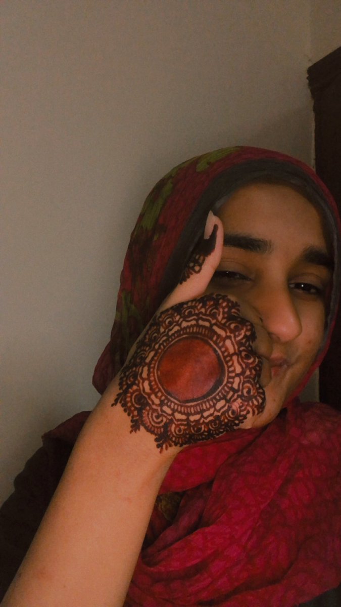 quick_peak's tweet image. A girlie chaand raat to you all✨🌙