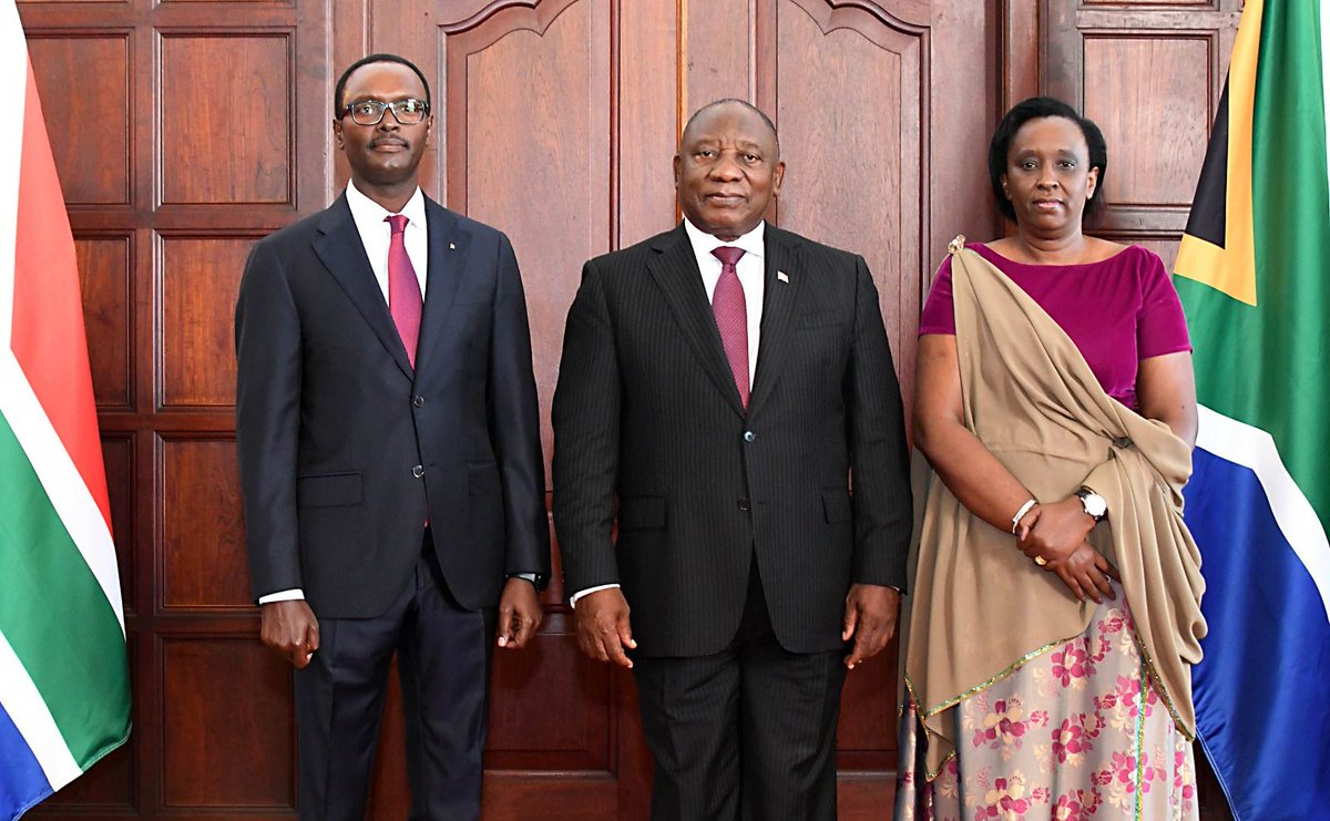 Rwanda Broadcasting Agency (RBA) (@rbarwanda) on Twitter photo Kuri uyu wa Kabiri, Ambasaderi w'u Rwanda muri Afurika y'Epfo, Emmanuel Hategeka, yashyikirije Perezida Cyril Ramaphosa impapuro zimwemerera guhagararira u Rwanda muri iki gihugu.
Amb. Hategeka yaboneyeho gushyikiriza Perezida Ramaphosa ubutumwa yohererejwe na mugenzi we, Kuri uyu wa Kabiri, Ambasaderi w'u Rwanda muri Afurika y'Epfo, Emmanuel Hategeka, yashyikirije Perezida Cyril Ramaphosa impapuro zimwemerera guhagararira u Rwanda muri iki gihugu.
Amb. Hategeka yaboneyeho gushyikiriza Perezida Ramaphosa ubutumwa yohererejwe na mugenzi we,