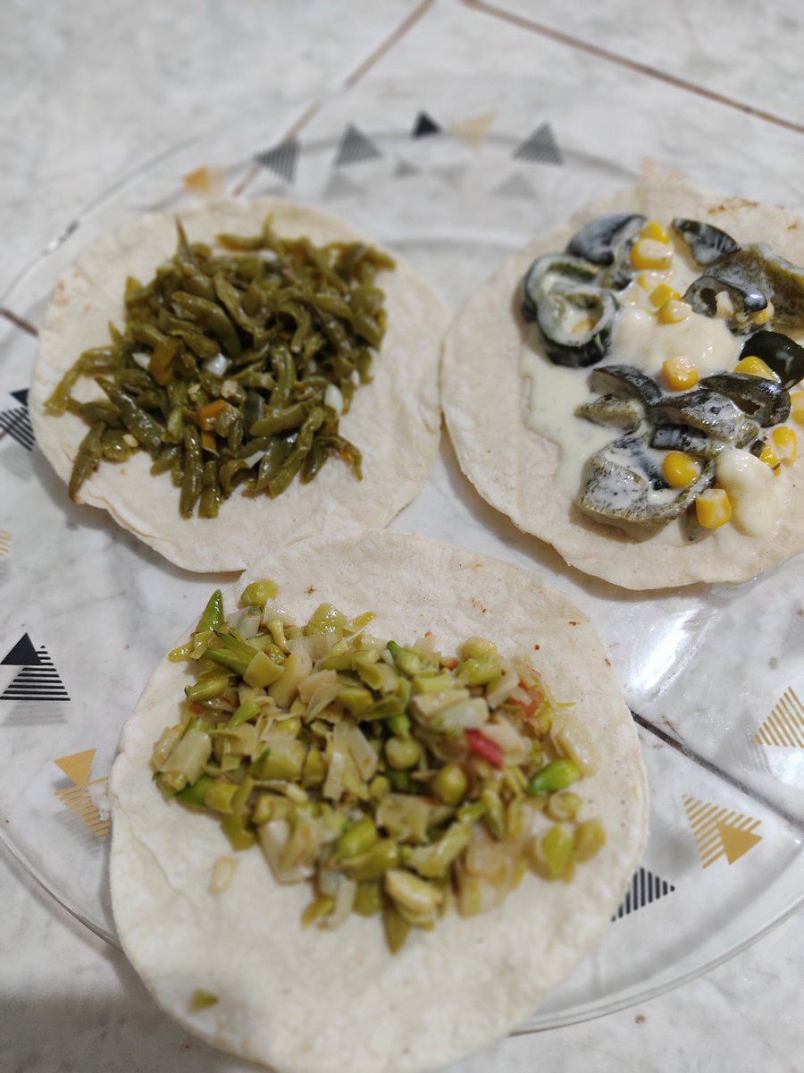 Tacos de nopalitos, flor de palma, rajas. No tienen idea de qué delicia 🤤🤤🤤🤌🏽 #eatgreen