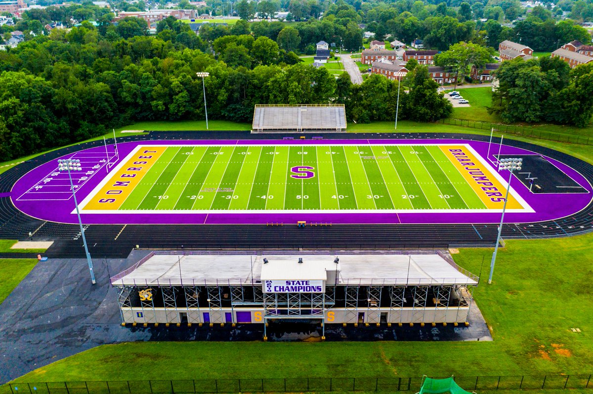 You see it at every high school football game- a group of younger kids find an area to play a pick-up game. Somerset in Kentucky asked us to add a space for kids to have their own game 👏🏈 #Football #Sports #OnOurTurf #AstroTurf #Touchdown #Kentucky 📸 via Front Office Sports