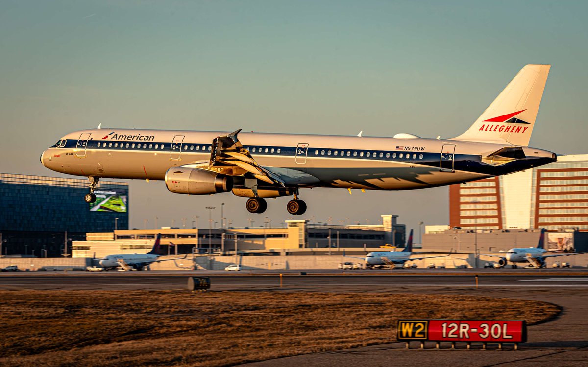 Golden hour and a heritage livery? Yes, please! #avgeek #aviationphotography #avphoto