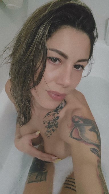 Mi sto preparando per voi tesorini 🌶🌶🌶 alle 23.00 vi aspetto numerosissimi 💦🌶💣 su 🔞https://t.co/Un1k7wQtwC🔞