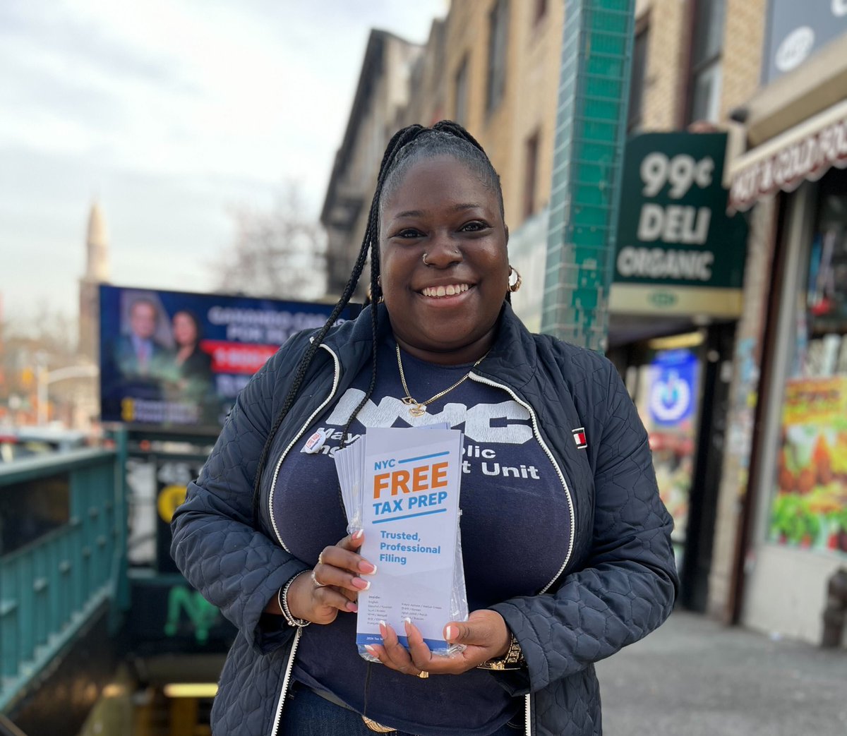 The countdown to #TaxDay is underway! We've teamed up with @helloDCWP to promo #FreeTaxPrep.

Over 50 #PEU staffers hit five boroughs today to remind New Yorkers to get #FreeTaxPrep and file by April 15. 

Learn more nyc.gov/taxprep