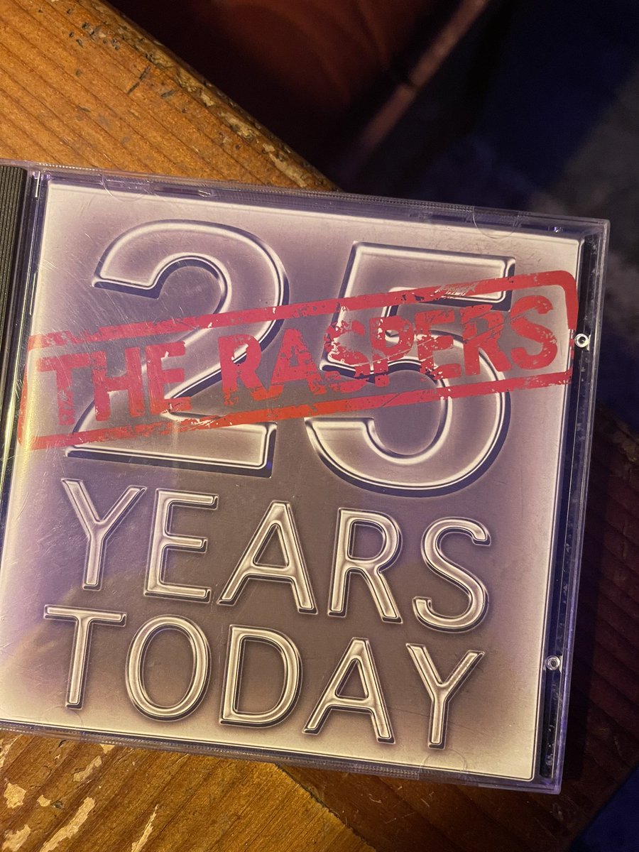 mandooow1's tweet photo. CD draaien. Mensen uit omgeving Den Haag kennen waarschijnlijk deze lokale cover band #RASPERS https://t.co/WjdE9619nW