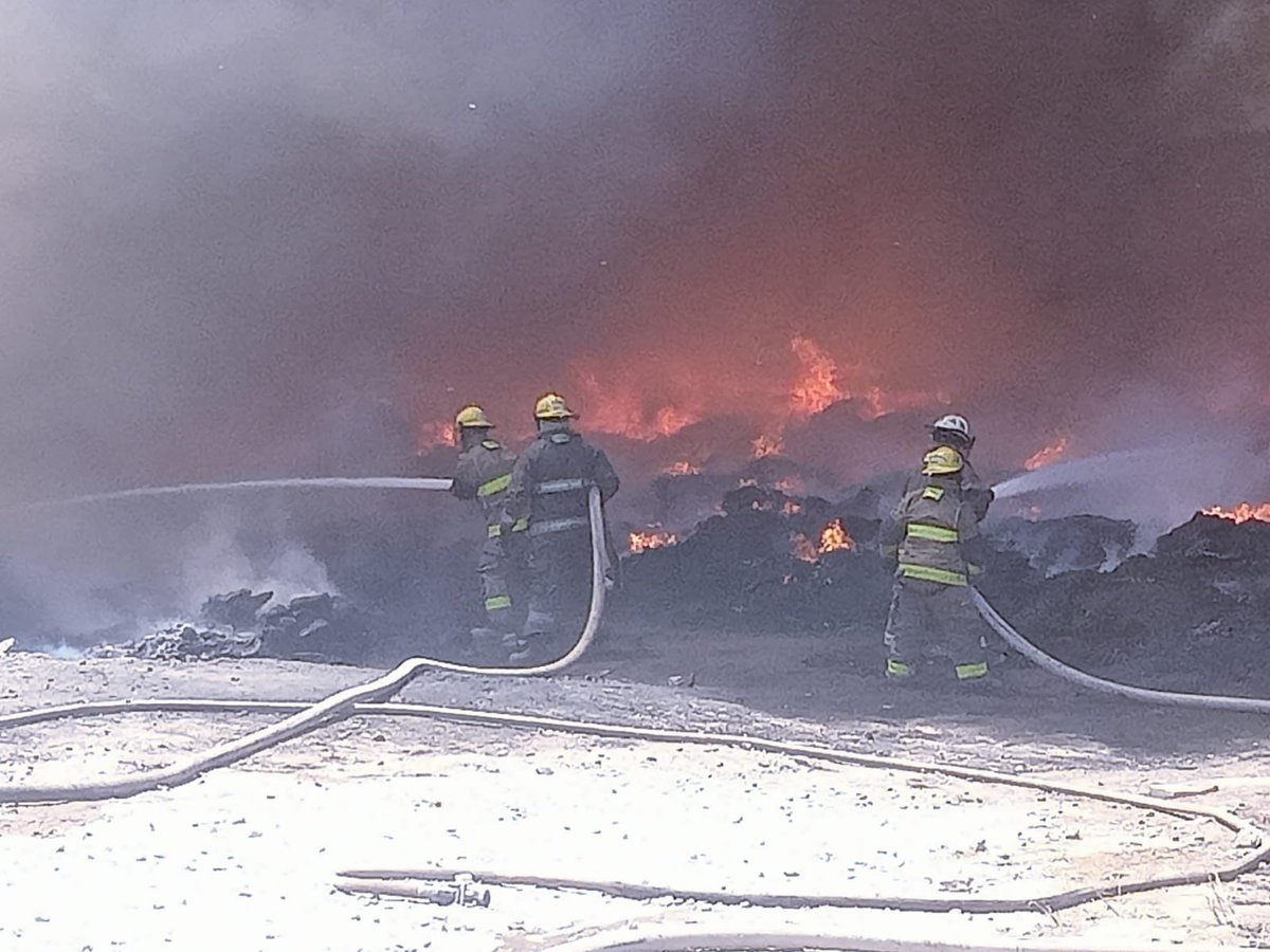 ⚠️¡Toma precauciones!⚠️ 🔥Nuestro personal atiende el incendio de una fábrica de plástico en la carretera Irapuato-Silao.🚒