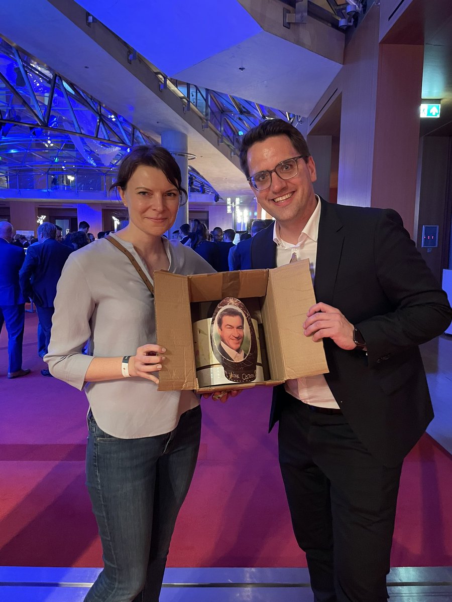 Eier-Klau! Der bayerische JU-Chef <a href="/Doleschal/">Christian Doleschal MdEP🇪🇺</a> und die CSU-Bundestagsabgeordnete Emmi Zeulner wollen das Söder-Ei sicher nach Bayern bringen. <a href="/_FriedrichMerz/">Friedrich Merz</a> <a href="/Markus_Soeder/">Markus Söder</a> <a href="/CDU/">CDU Deutschlands</a> <a href="/CSU/">CSU</a> 

via <a href="/RND_de/">RND</a>