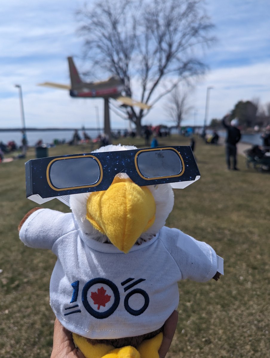 🌒✨ Jetez un coup d’œil à ces photos de l’éclipse qui ont été prises lors de l’événement du centenaire de l’ARC à l’Aquatarium de Brockville! Astra, la mascotte de l’ARC, était présente pour assister à cette merveille céleste aux côtés d'autres invités. #100eARC #Eclipse2024