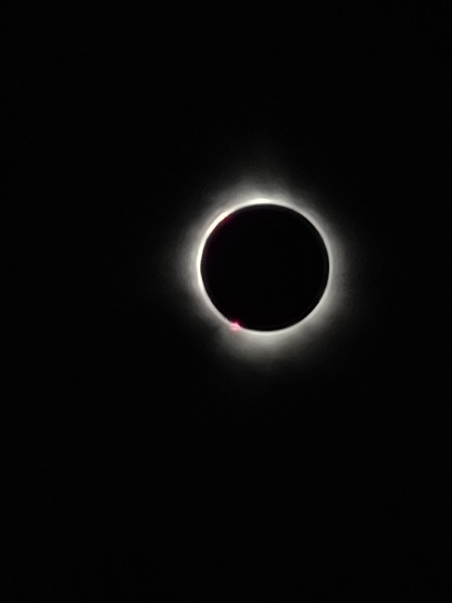 Même si l'éclipse est passée, ça reste un objet de fascination depuis des millénaires, comme l'explique Olivier Hernandez à @AlexisDeLancer à l'émission Ça s'explique ici.radio-canada.ca/ohdio/balados/… 📸: Luc Gagnon @le1518