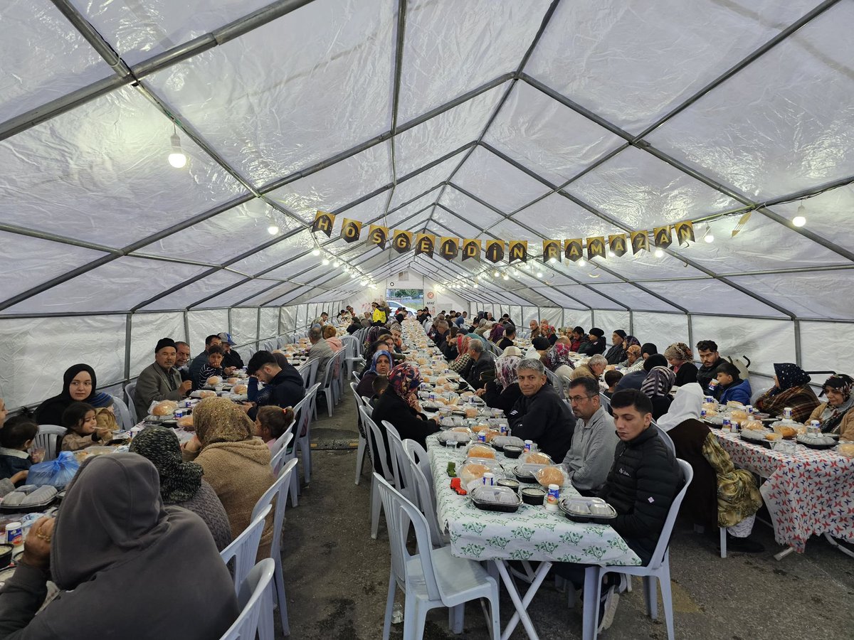🌙 İftar Programı Bugün orucumuzu, 11 ayın sultanı Ramazan’ın son günü ve son iftarında; Hatay/Yakutiye konteyner kentinde kurmuş olduğumuz aşevimizde AFAD Hatay İl Müdürü Sn. Ali İhsan Körpeş ve AFAD Hatay ekibi ile birlikte açtık. Emeği geçen herkese teşekkür ederiz, Allah…