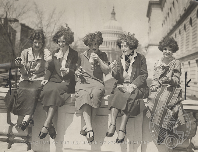 The five Dunn sisters from #Nebraska took over the @USCapitol in 1924. #SiblingsDay #HouseCollection history.house.gov/Historical-Hig…