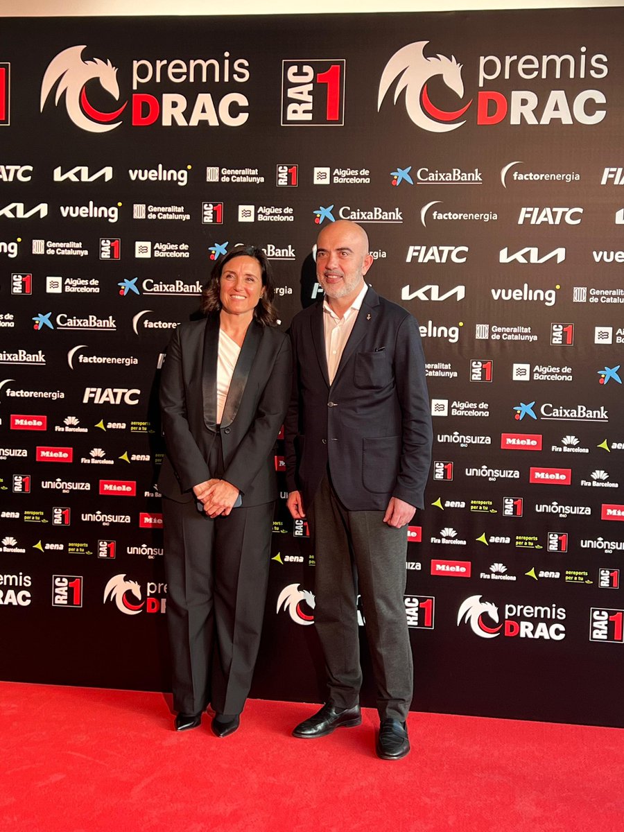 Amb la directora de @rac1, Eulàlia Carbonell, en el lliurament dels #premisDRAC Els Premis DRAC reconeixen projectes i persones que han esdevingut un referent en la millora de la nostra societat durant el darrer any . Felicitats a tots els guardonats i molt especialment a…