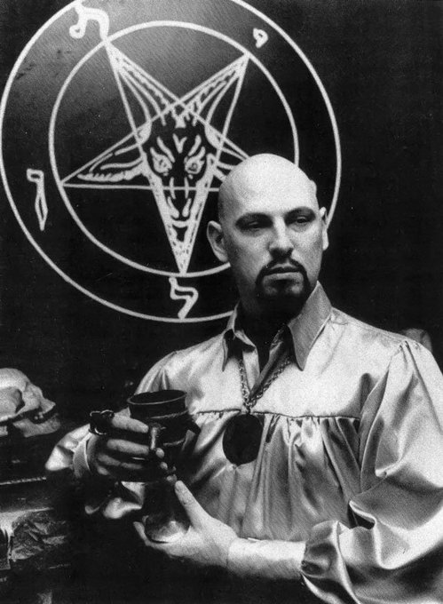 #UnDiaComoHoy 1966: en EUA, Anton Szandor LaVey funda la Iglesia de Satán. Anton fue un icono dentro de la cultura pop y se autoproclamó también el Papa Oscuro o Papa Negro. Escribió varios libros, entre ellos la Biblia Satánica. Participó en algunas producciones cinematográficas