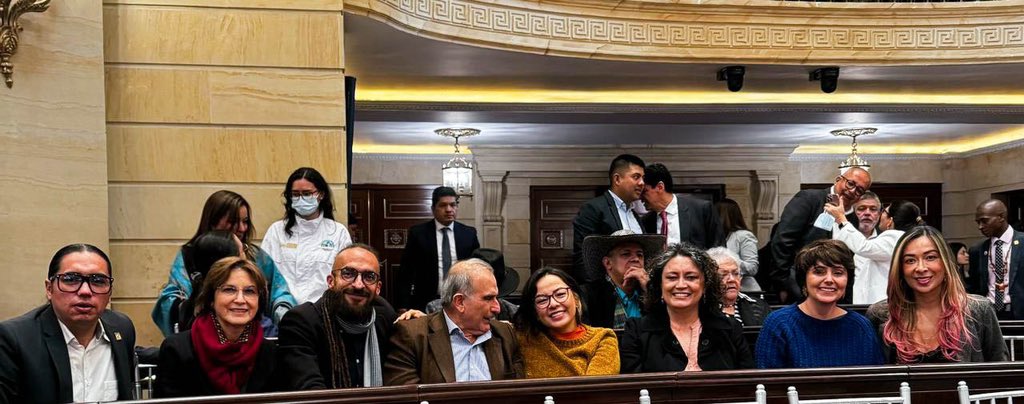 Hoy 9 de abril, en la conmemoración del dia las víctimas con este equipo de jóvenes y pilos congresistas.