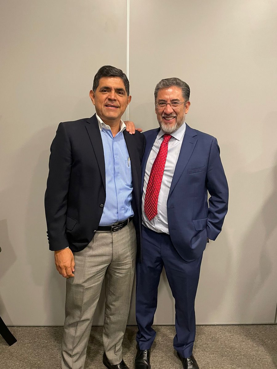 Agradezco la invitación de mi amigo @Yayocasasa a la plática ofrecida por el asesor de la candidata presidencial @ClaudiaSheinbaum, @aramirezcuellar , durante una reunión con empresarios poblanos, de igual manera fue grato saludar a @rohuere.
#SanAndrèsCholula
@armentapuebla_