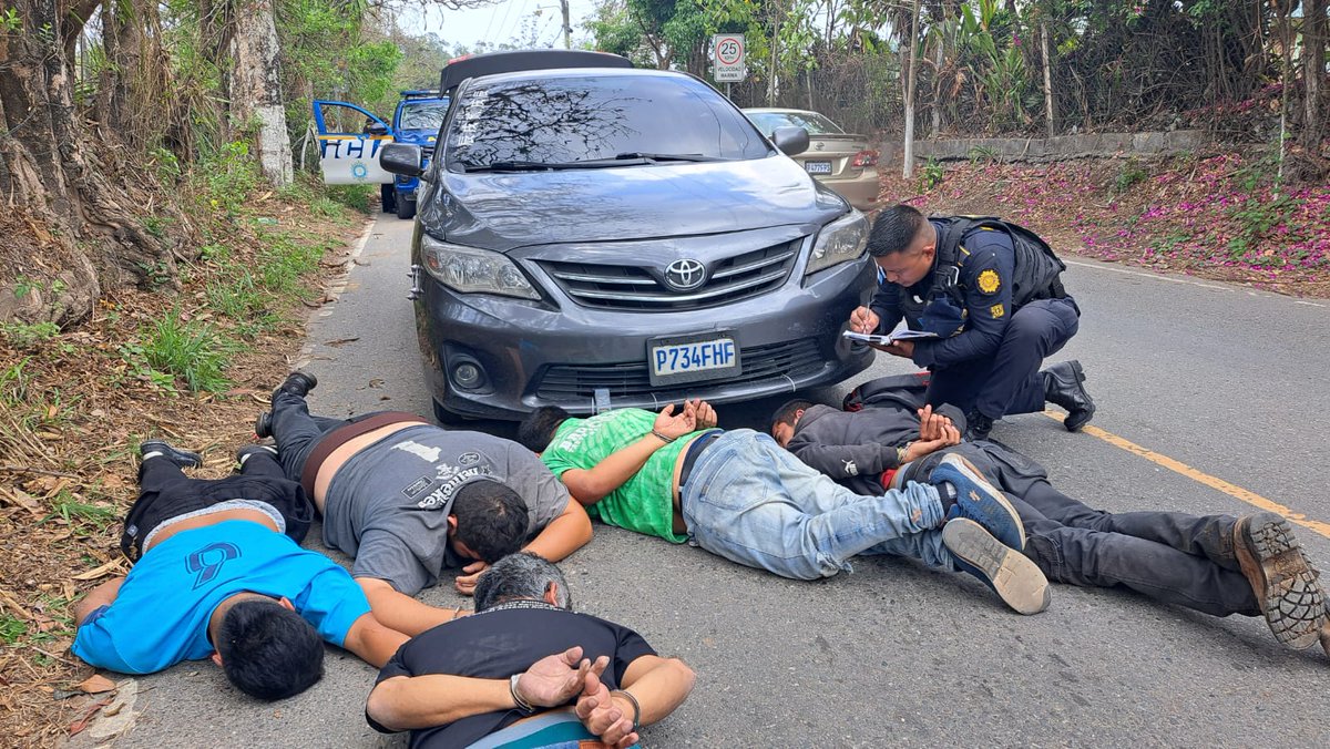 #AHORA Cinco presuntos asaltantes fueron capturados en la aldea Los Mixcos, Palencia, se les decomisó celulares, un revólver y un vehículo. Son presuntos responsables de haber asaltado una agencia de envíos hacia Estados Unidos. Vía  @JCChanta_EU