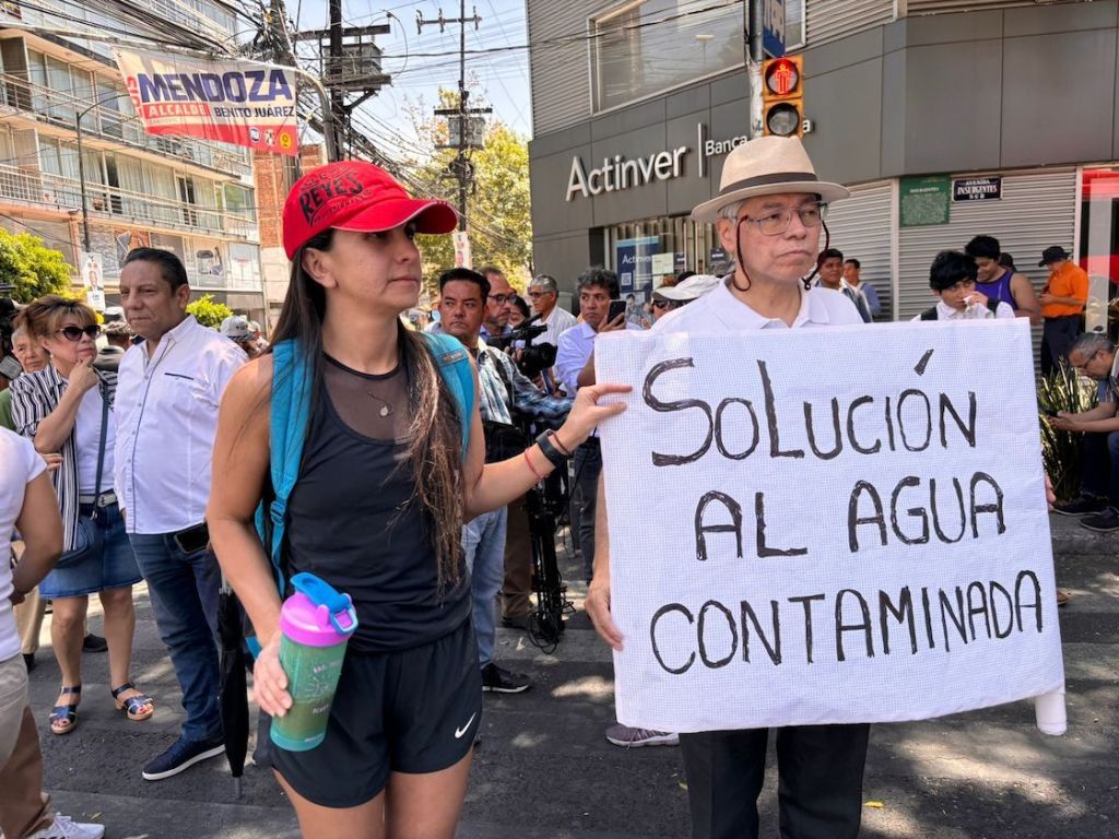 Vecinos de la alcaldía Benito Juárez de la CDMX decidieron cerrar la avenida Insurgentes para manifestarse por la caída de agua contaminada en sus casas, ya que quieren que las autoridades capitalinas respondan a este problema. 

buff.ly/4cRAlmF