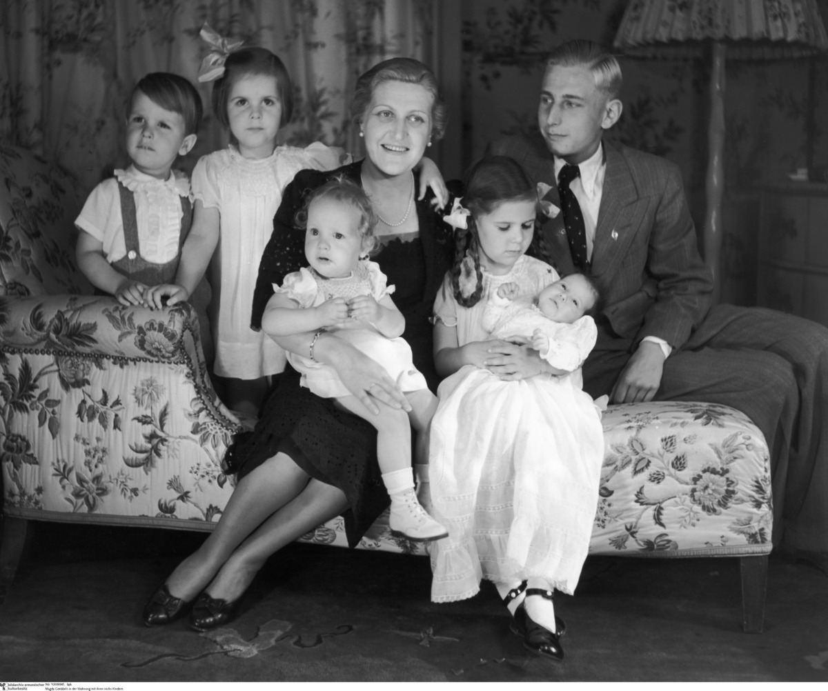 Siebenfache Mutter und Stilikone Magda Goebbels unter tragischen Umständen ums Leben gekommen. #TweetLikeAmnesty