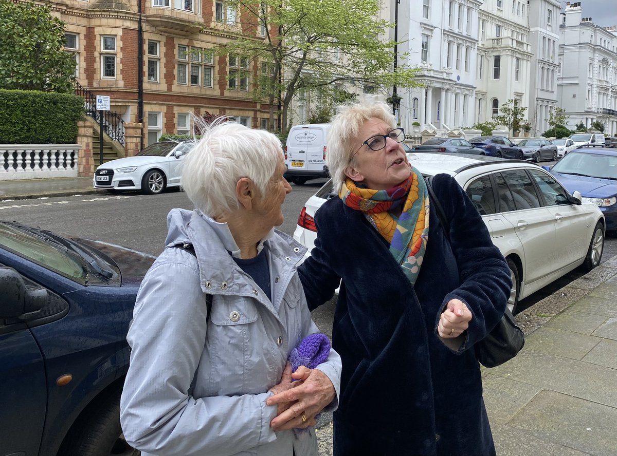 Thanks to @Lprochon I knew that today at 44 Kensington Park Gardens a blue plaque was installed on #JoanRobinson’s home where she lived when she was a young girl. With Jan Toporowski we were there. So I could meet the daughter, Barbara. This is a photo documentation.