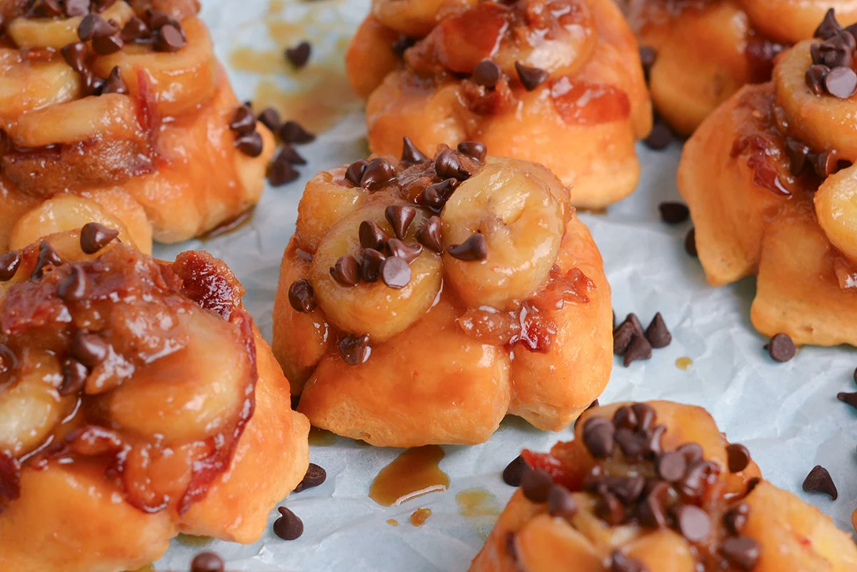 You need to try this Fat Elvis Monkey Bread immediately! With sweet bananas, an ooey-gooey peanut butter-based topping, smoky bacon, and all of the warm tenderness of baked biscuits! RECIPE: savoryexperiments.com/fat-elvis-monk…