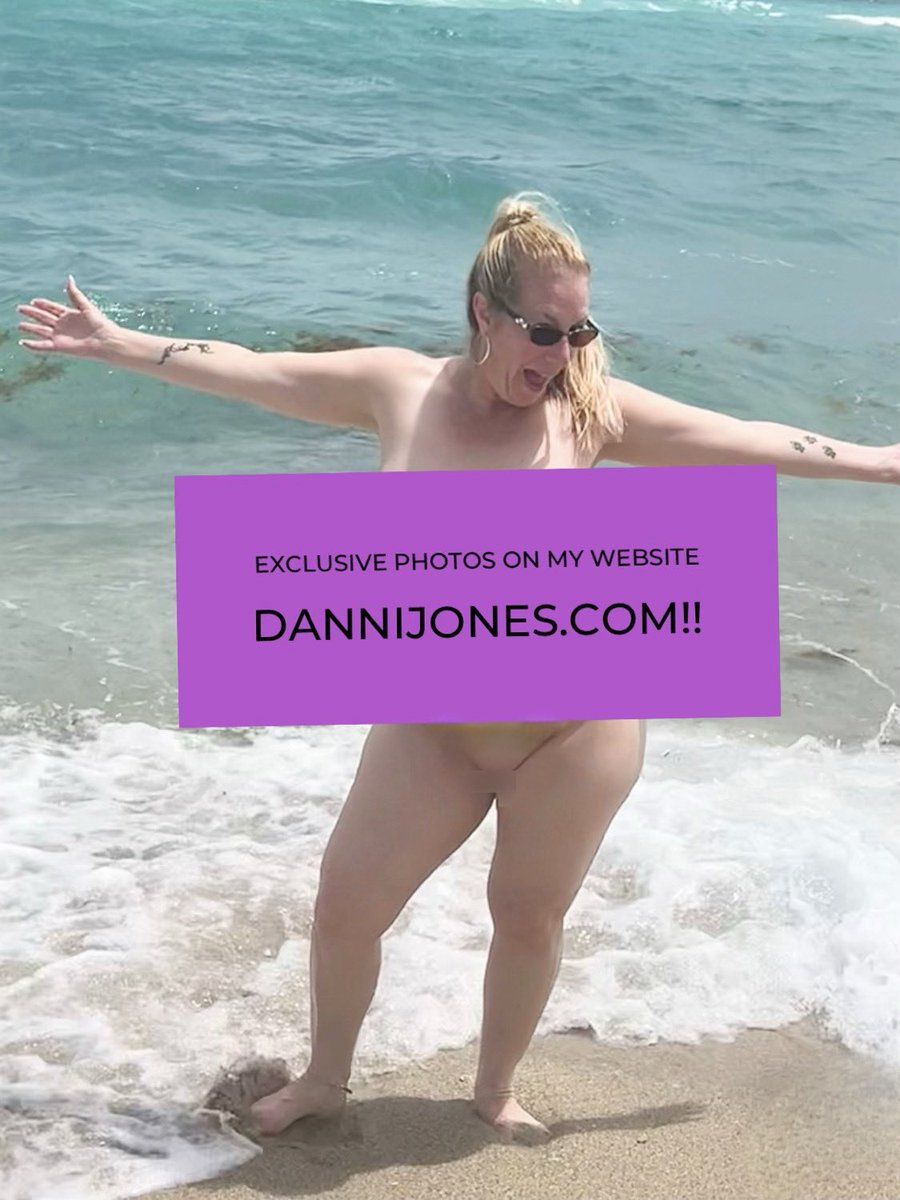 I experienced my first nude beach while in Miami!! 😈 Combining 2 of my favorite things, a beautiful beach and being naked, was amazing!! 😍 Uncensored pictures are EXCLUSIVELY on my content website DanniJones.com ‼️