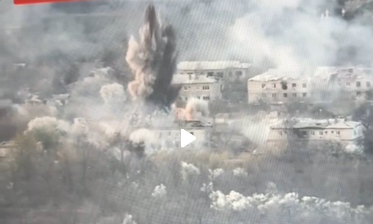 JulianRoepcke's tweet photo. New Russian footage shows the strong bombing of these buildings with FAB-500, before the ground forces storm. Also shows, Ukrainian forces with humvees on the move between them (possibly leaving). https://t.co/mW8xoI1MZy