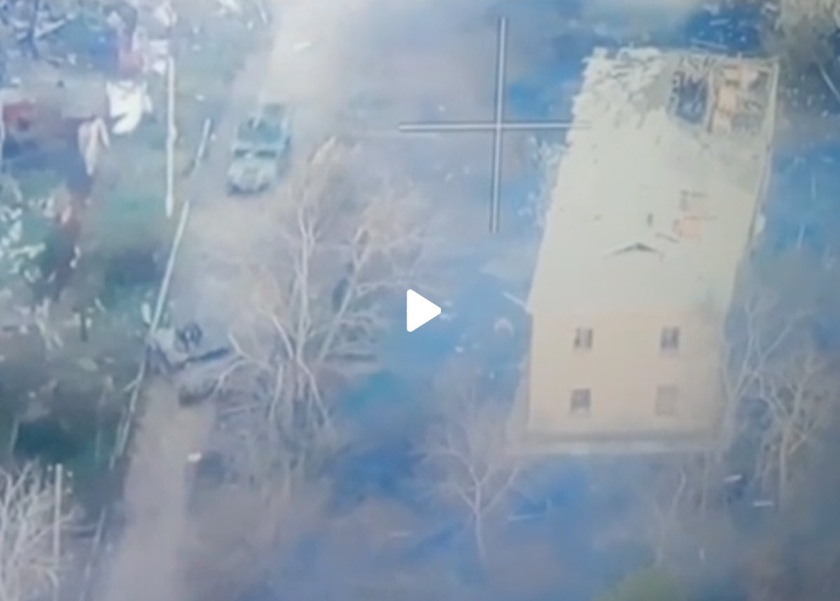 JulianRoepcke's tweet photo. New Russian footage shows the strong bombing of these buildings with FAB-500, before the ground forces storm. Also shows, Ukrainian forces with humvees on the move between them (possibly leaving). https://t.co/mW8xoI1MZy