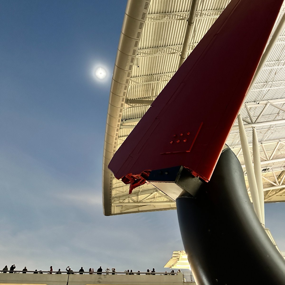 There's no shadow of a doubt. We were moonstruck by yesterday's total solar eclipse. Grabbed a great eclipse photo at IND? Share them with us here. bit.ly/3UbiOyA 🌕 🌖 🌗 🌘 🌑 🌒 🌓🌔 🌕 #Eclipse2024 📷 Ted Field, Rob Slaven, Michael Panayos, Callie McCune
