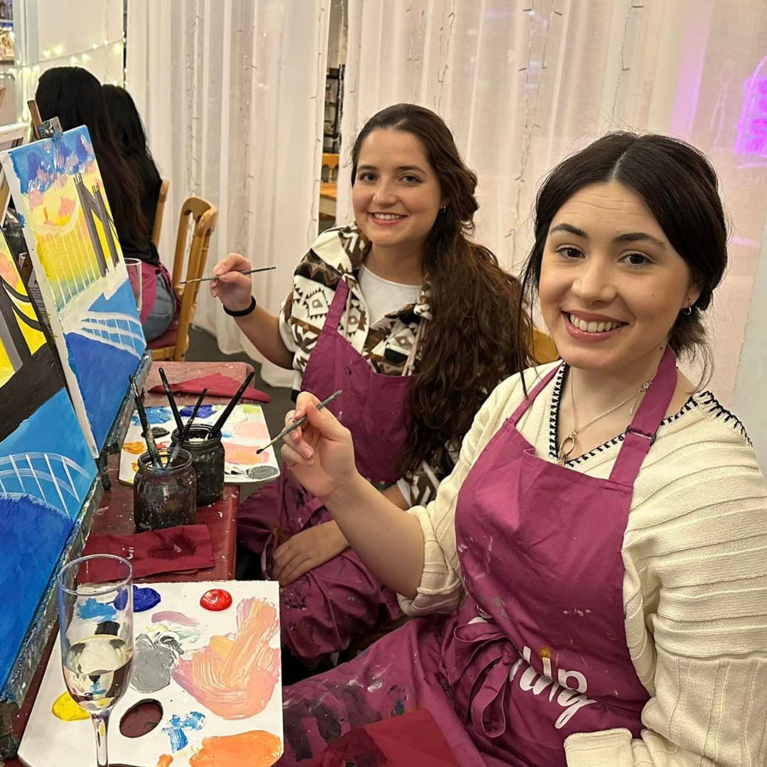 PopUpPainting's tweet image. Ready to create memories with your besties? 
I think we know exactly what you can do to grab those perfect selfies 😉

#LifeWithFriends #FunThingsToDo #PopUpPainting #SipandPaint #PaintingandProsecco