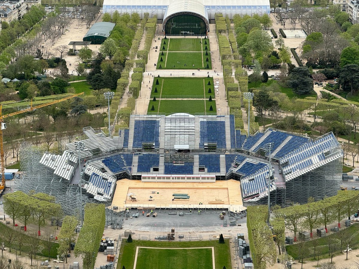 JO Paris 2024 : tribunes, terrain de volley… Les premières images de la construction du stade tour Eiffel ➡️ l.leparisien.fr/DX8o