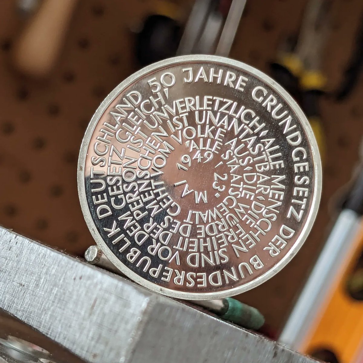 CelticCoinCraft's tweet photo. Before and after on this German 1999 10 Deutsche Mark silver coin. #coinring https://t.co/SnzfZ8Es47