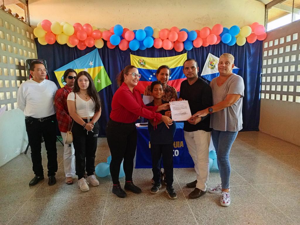 CdceMpcioRibero's tweet photo. Que vivan los héroes de la Patria! Con sentimiento patrio las Instituciones  de la Parroquia Cariaco se dieron cita en un Acto de amor y valor por lo nuestro para recibir los Epónimos que identifican su historia en éste momento de transformación y  descolonización @_LaAvanzadora https://t.co/W4y5Ox1SiP
