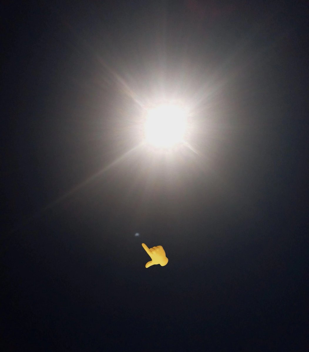 Danielibertari0's tweet photo. @AlertaMundoNews 🇺🇸 || ¿Extraterrestre o tecnología gringa?
Un video que se ha vuelto viral, muestra un #OVNI en Arlington, #Texas, avistado durante el eclipse solar de ayer, provocando asombro al desaparecer entre las nubes
#Eclipse202 https://t.co/kMoyjAkf7z