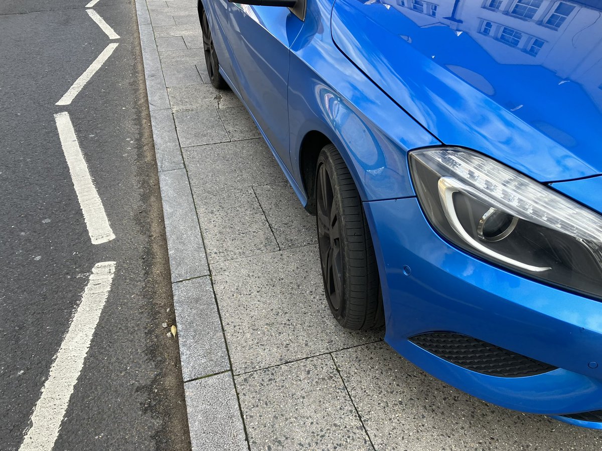 No wonder the pavement on Sandhurst Parade outside the Co-Op is breaking up. This driver pulled off the road straight after the Zebra X-ing to ride up the kerb, instead of using the nearby spaces for parking, which were free. @LewishamCouncil @CatfordParking