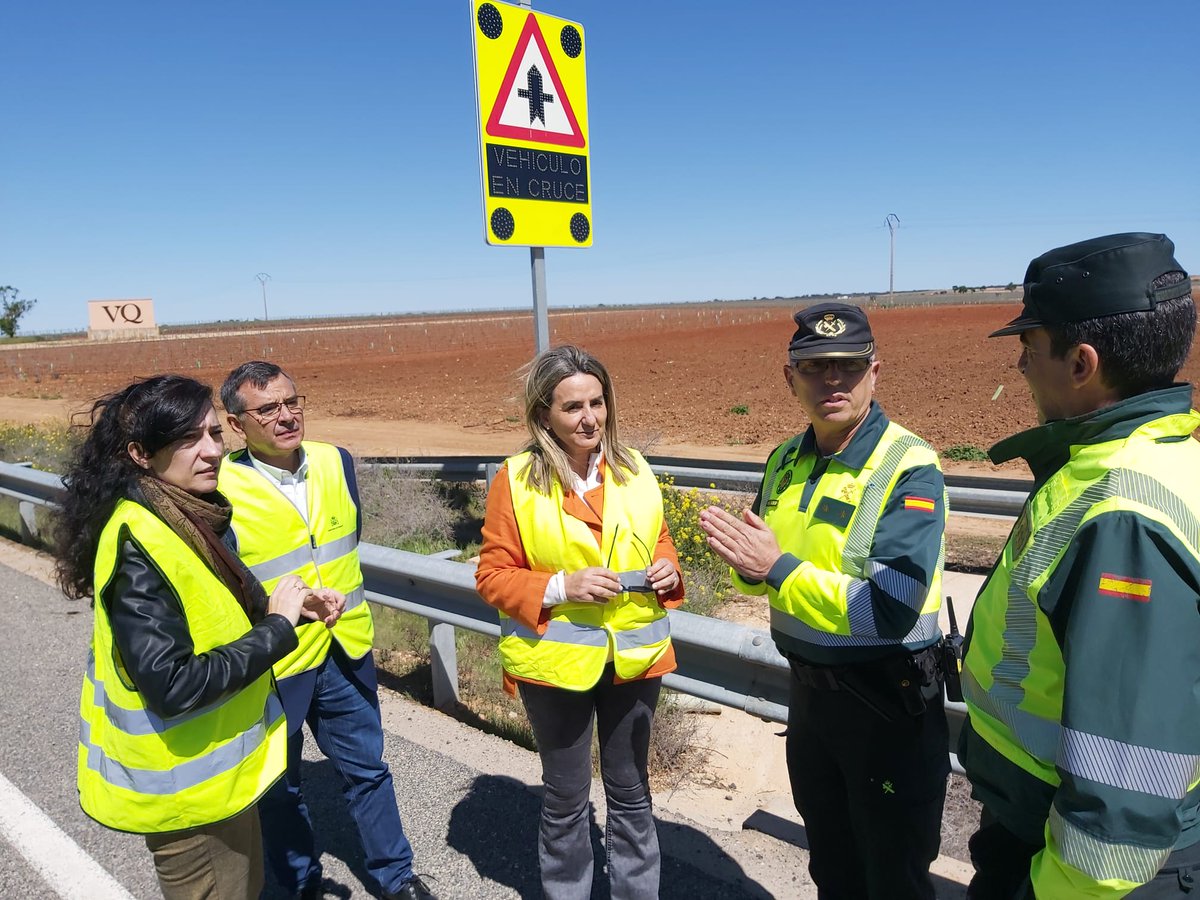Es el primer 'cruce inteligente' instalado en una carretera del Estado en la provincia de #Toledo, en el término municipal de #ElToboso. Hoy he comprobado su eficacia, evita accidentes y mejora la seguridad vial