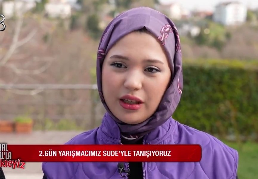 tvkrali's tweet photo. Az önce #yemekteyiz yarışmasında türbanlı genç bir kız başka bir yarışmacıya "46 yaşına gelmişsiniz hiç evlenmemişsiniz umarım sizin gibi bende evde kalmam" dedi.  Kadının o an yüzündeki üzüntüsü gözümün önünden gitmiyor. Ne ara bu kadar kötü insanlar çoğaldı... https://t.co/P5EOQ3kZZx