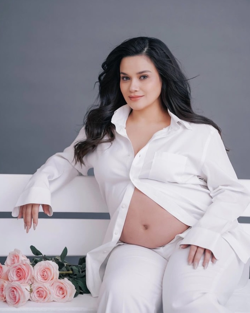 Yasmien Kurdi aces her maternity shoot, but admits to feeling uneasy while going through it: 'Nakakailang kasi di ganun ka ganda bilog ng tummy ko... di katulad ng nakikita ko sa ibang mommies na nagbubuntis.' Read more: tinyurl.com/yrcr6eam 📷 niceprintphoto