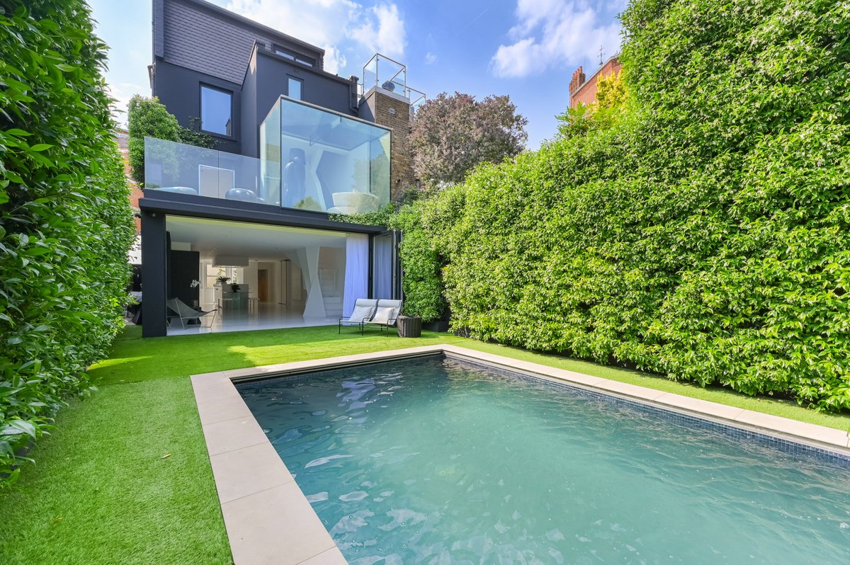 This wonderful four-bedroom home is beautifully arranged over four floors. The property has a contemporary open-plan kitchen, and bi-folding doors leading to the garden and swimming pool. @foxtons 📍How much? £3.65m 📍Where? Parsons Green, London 🔗onthemarket.com/details/133489…