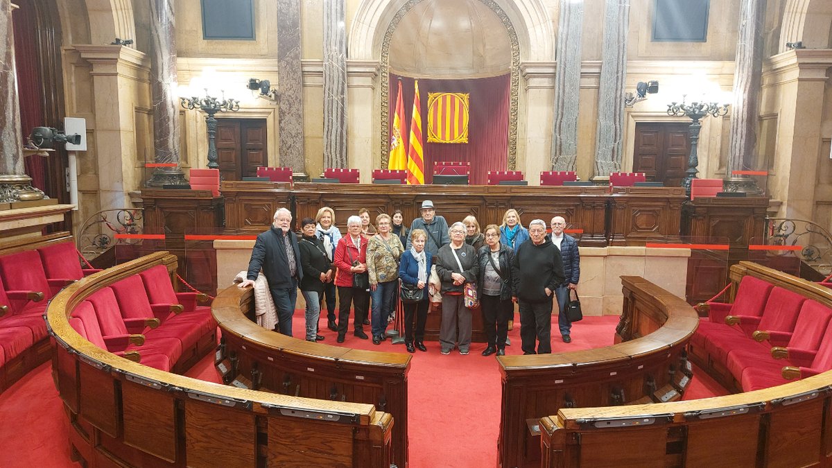 Fa dues setmanes, els grups de #Xerrem_Junts de #Bellvitge, juntament amb els de la Biblioteca Francesc Candel, van fer una visita guiada al @parlamentcat. A través d'aquestes trobades no només aprenem a expressar-nos en #català, sinó que també fem cohesió i cultura 😄💪.