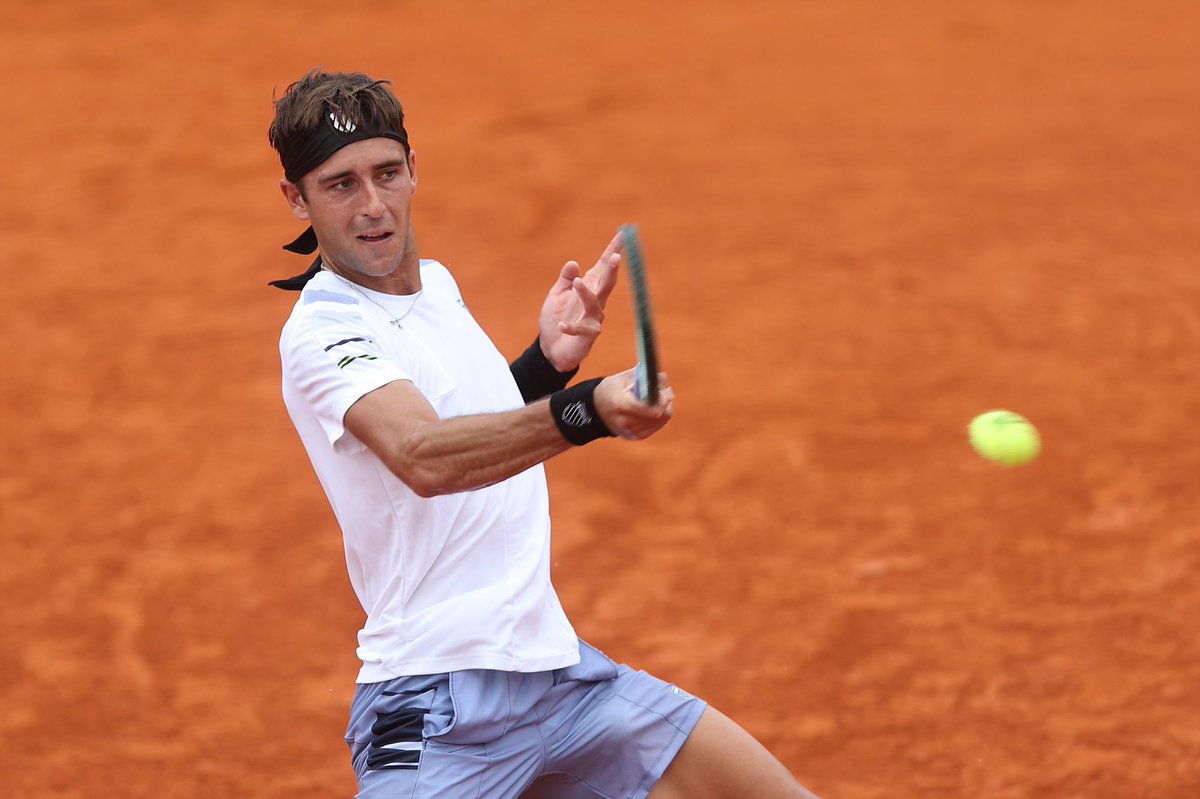 Tres días después de jugar en Houston, con un cambio de continente incluido, @tometcheverry (#31) debutó en #Montecarlo batiendo al chileno Jarry (#21) por 6-4 y 7-5, en 2h05m. A un año de jugar su 1er Masters 1000, suma 5 éxitos en la categoría. Tsitsipas, su próximo rival.