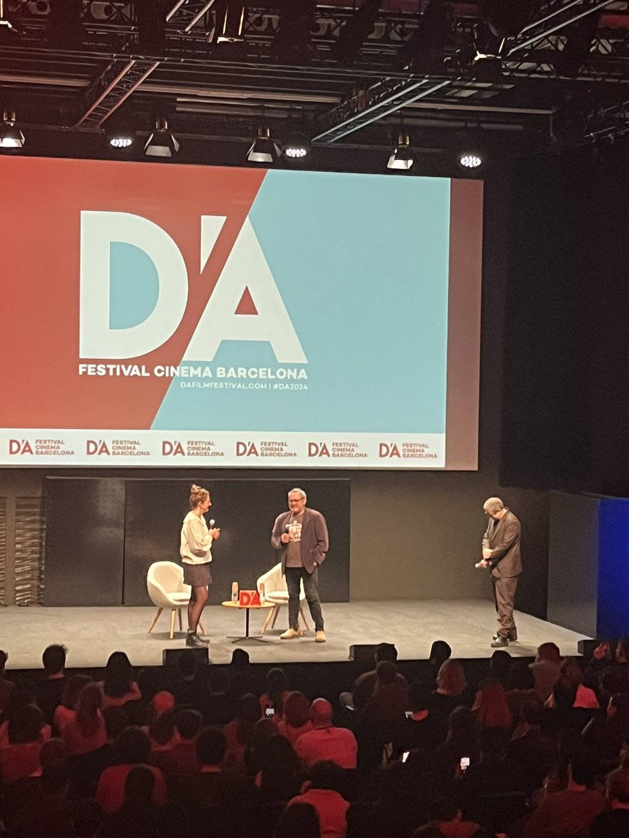El Premi D’A 2024 és per Alice Rohrwacher i puja Sergi López a l’escenari (per sorpresa) a entregar-li el premi. Van treballar junts a la meravellosa ‘Lazzaro Felice’. Momentàs del @DAFilmFestival!