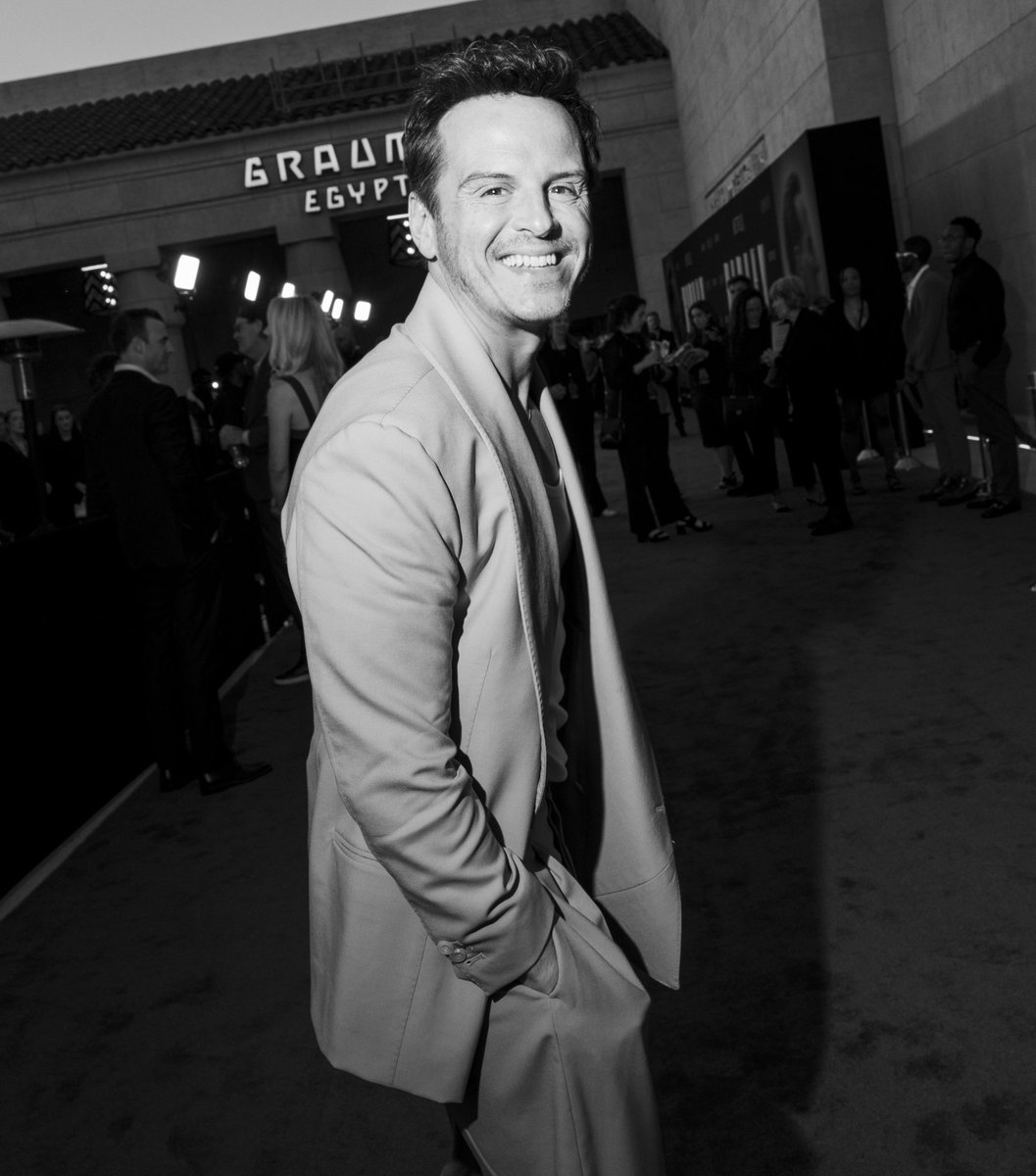 Andrew Scott sonriendo, para quien pueda necesitarlo.