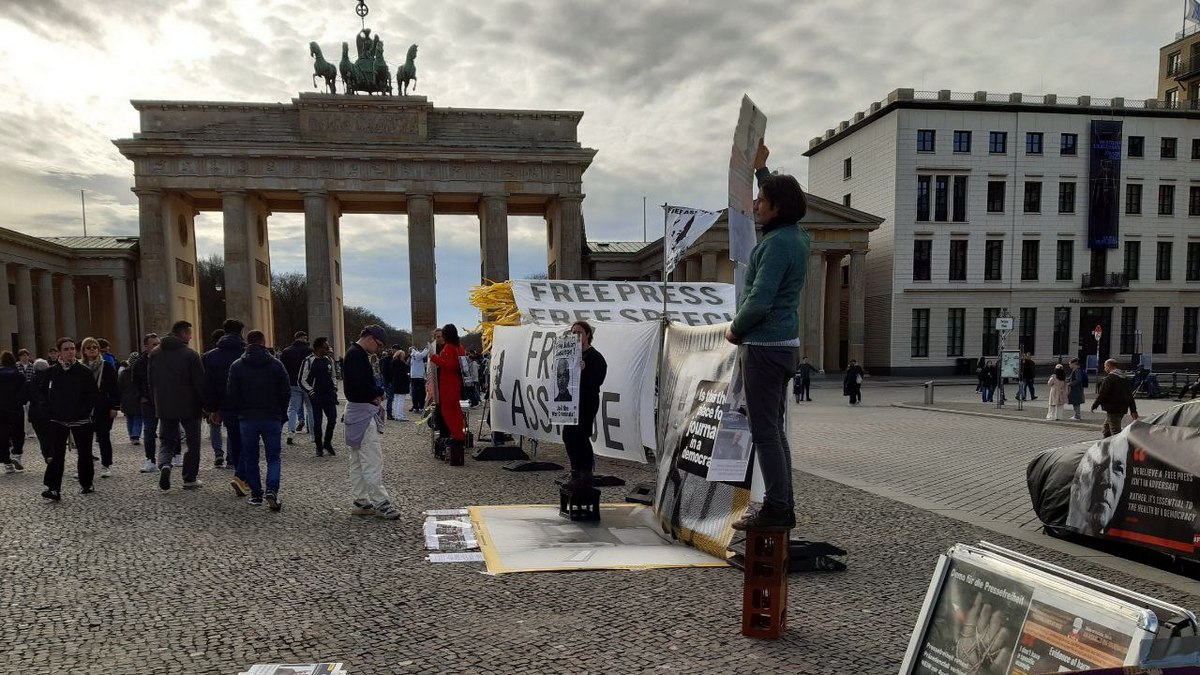⏳Mahnwache via #streetaction4freespeech @RajaValeska ⏳ Berliner Freitagsaktionen Wann? Nächste: 12.04.2024 13 - 18 Uhr Wo? Pariser Platz vor der US Botschaft freeassange.eu/#veranstaltung… #Berlin4Assange