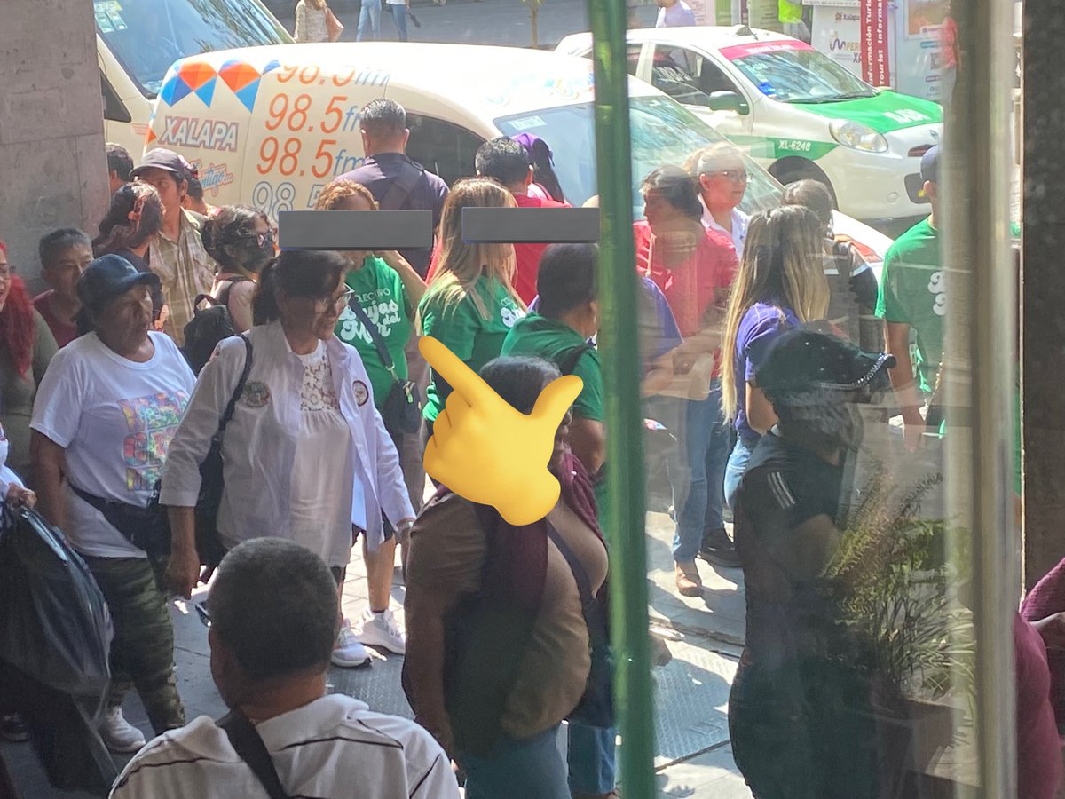 Queremos denunciar que en los grupos de la marcha de hoy a favor de @rocionahle en Xalapa, un grupo de alrededor de 8 mujeres traían puestas camisas moradas y verdes que decían “Colectivo Brujas del Mar”. NEGAMOS CATEGÓRICAMENTE SER PARTE DE ESA MARCHA Y EXIGIMOS A LA CANDIDATA…