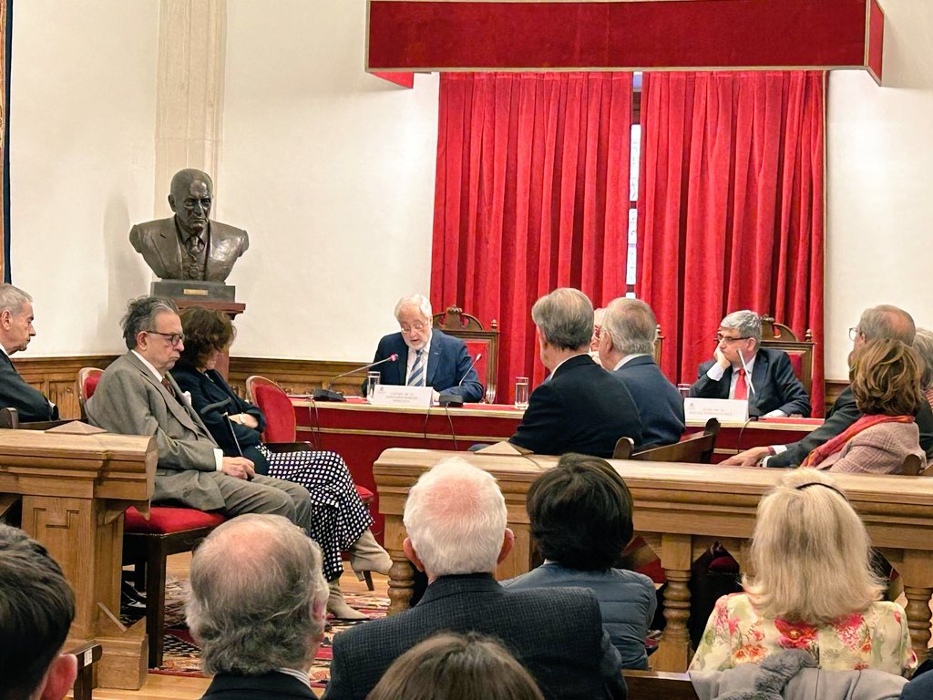 En la presentación del libro “Derecho y trascendencia” de @RafaelDomingoO1 con Miguel Herrero y Rodriguez de Miñón. En la Real Academia de Ciencias Morales y Políticas y con las intervenciones de Beningo Pendás y Gregorio Robles.